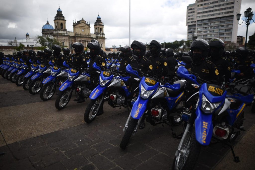 presidente Alejandro Giammattei entrega motocicletas a la PNC