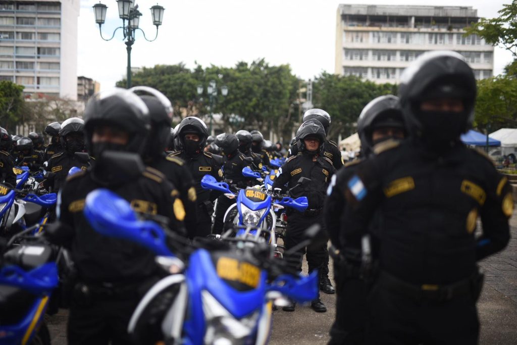 presidente Alejandro Giammattei entrega motocicletas a la PNC