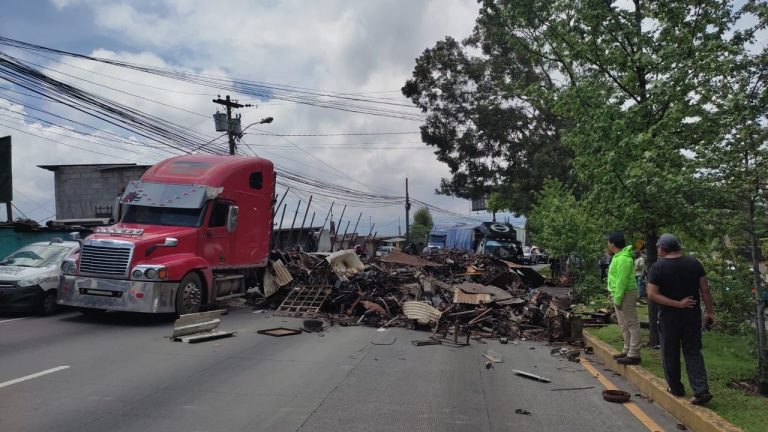 accidente de tráiler en San Lucas Sacatepéquez