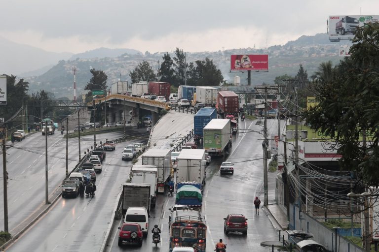 hundimiento en Km. 15 de ruta al Pacífico