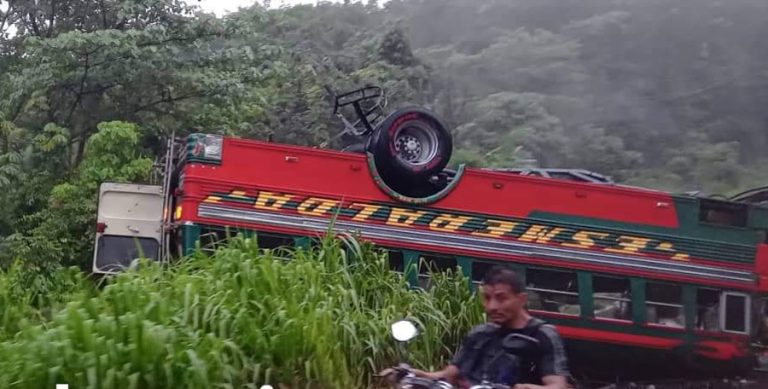 Bus de Transportes Esmeralda vuelca en ruta a Occidente