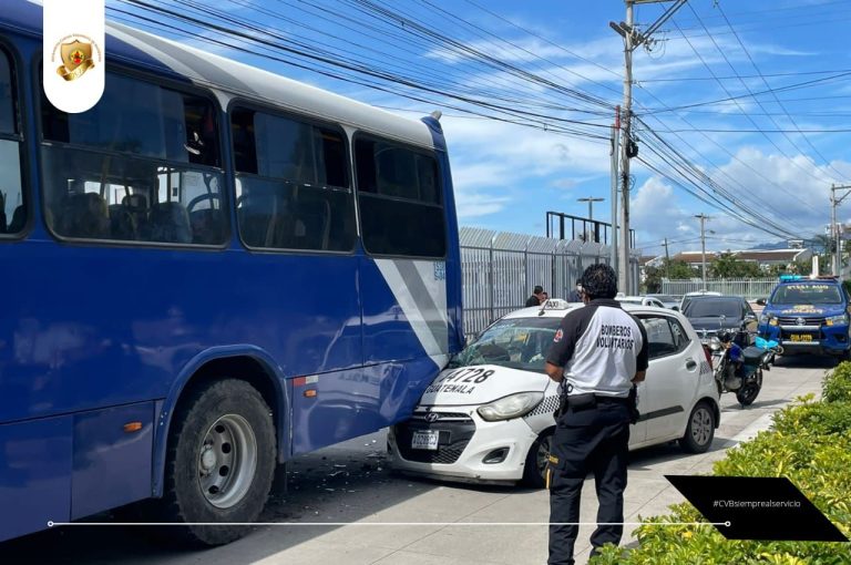 Dos personas heridas por choque de bus y taxi en la zona 16