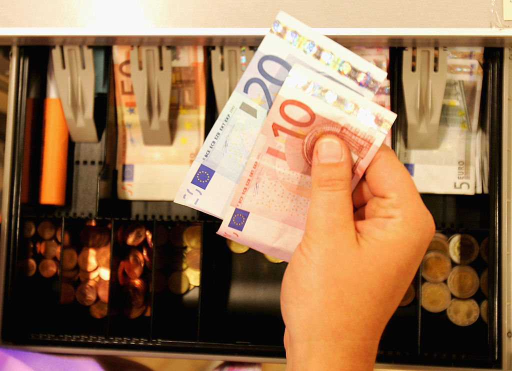 Cotización del euro cayó este miércoles por debajo de la del dólar