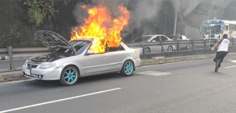 incendio de vehículo en ruta al Atlántico