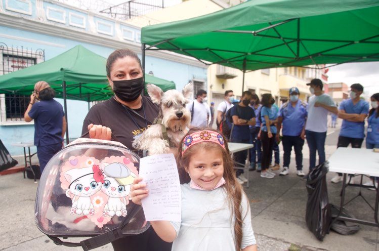 Estudiantes realizan jornada de vacunación para perros y gatos como forma de protesta