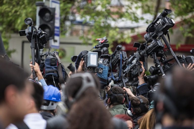 Camarógrafos y periodistas