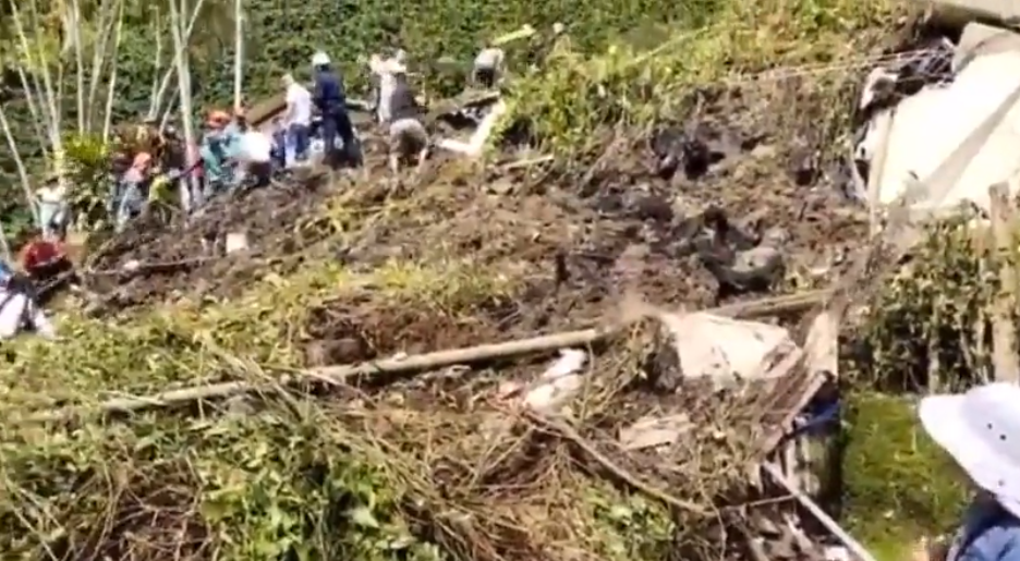 Alud de tierra sepulta escuela rural en Andes, Colombia