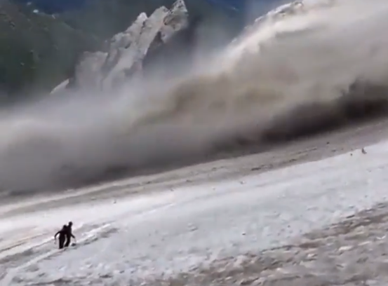 Desprendimiento de glaciar en los Alpes, Italia