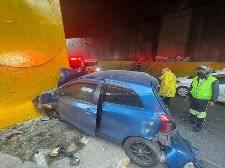 accidente en paso a desnivel de zona 13