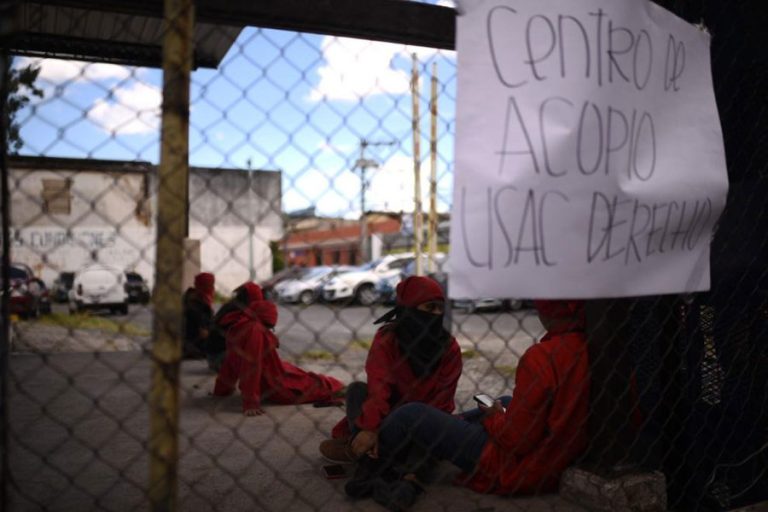 Integrantes del Comité de Huelga toman el Musac