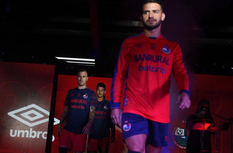 Nuevo uniforme Umbro de Municipal, temporada 2022-2023