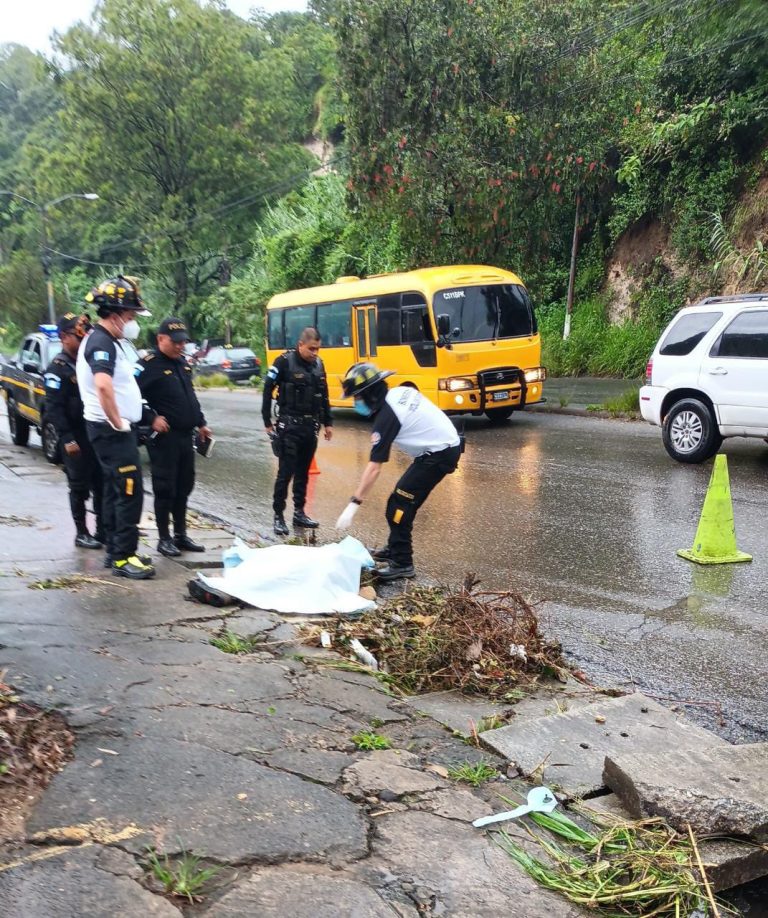 Esta tarde, los Bomberos Voluntarios informaron que un hombre, de 40 años aproximados, falleció luego de haber sido arrastrado por la corriente de agua.