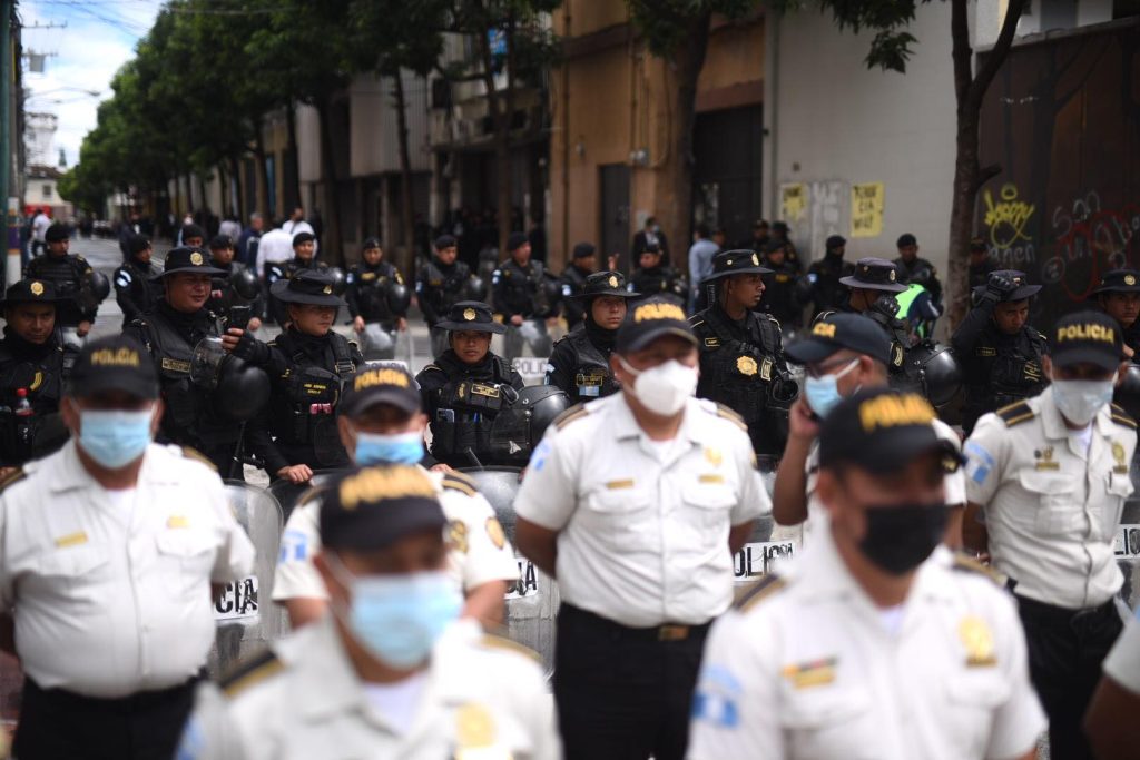 agentes de PNC en el Congreso por manifestación de Codeca, septiembre 2022