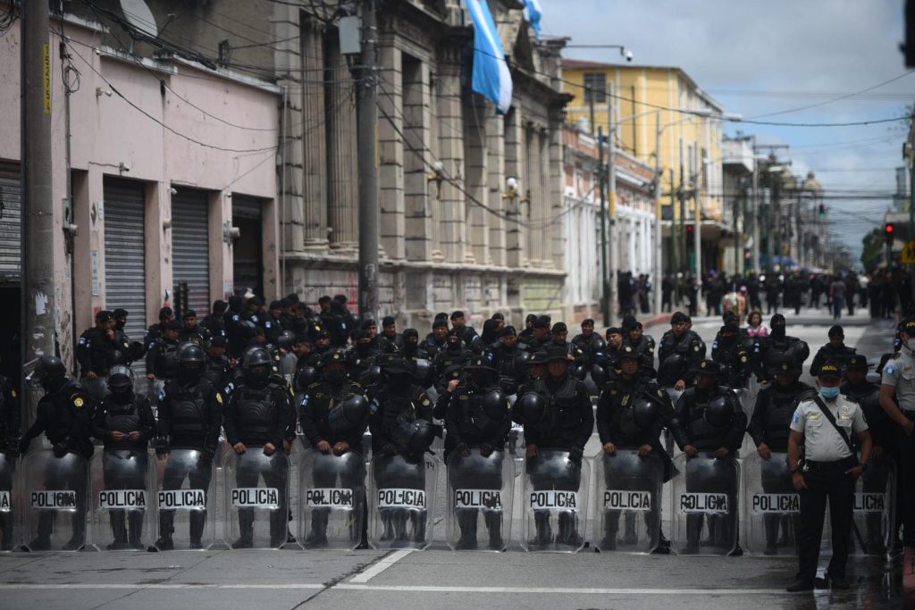 agentes de PNC en el Congreso por manifestación de Codeca, septiembre 2022