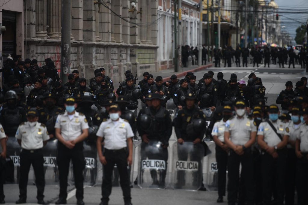 agentes de PNC en el Congreso por manifestación de Codeca, septiembre 2022