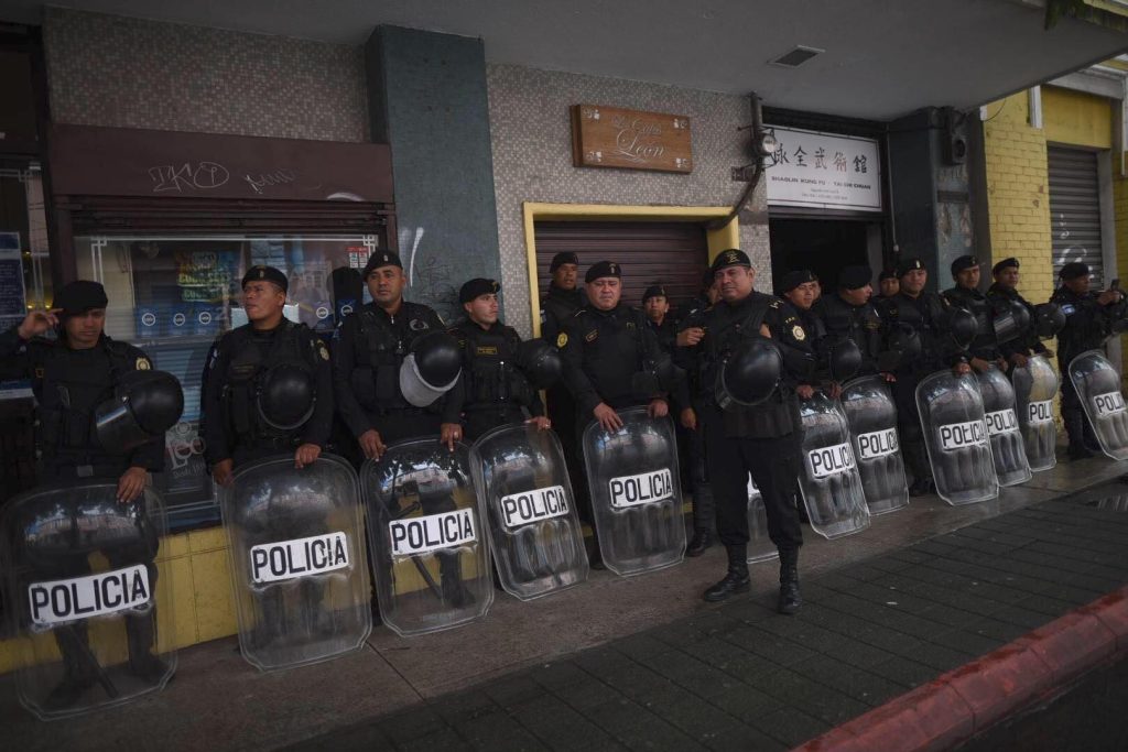 agentes de PNC en el Congreso por manifestación de Codeca, septiembre 2022