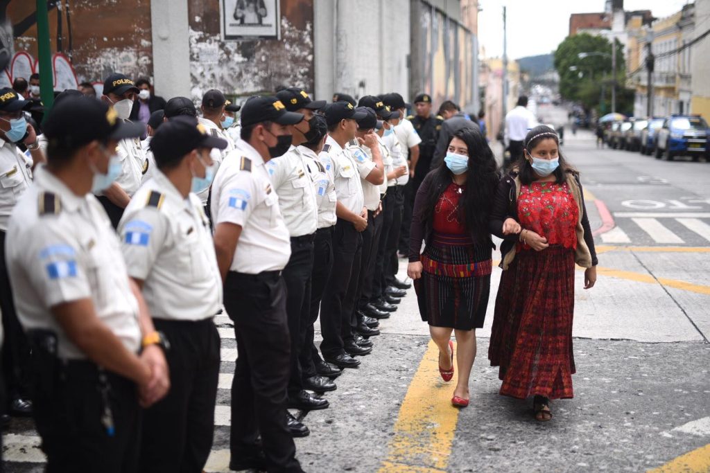 agentes de PNC en el Congreso por manifestación de Codeca, septiembre 2022