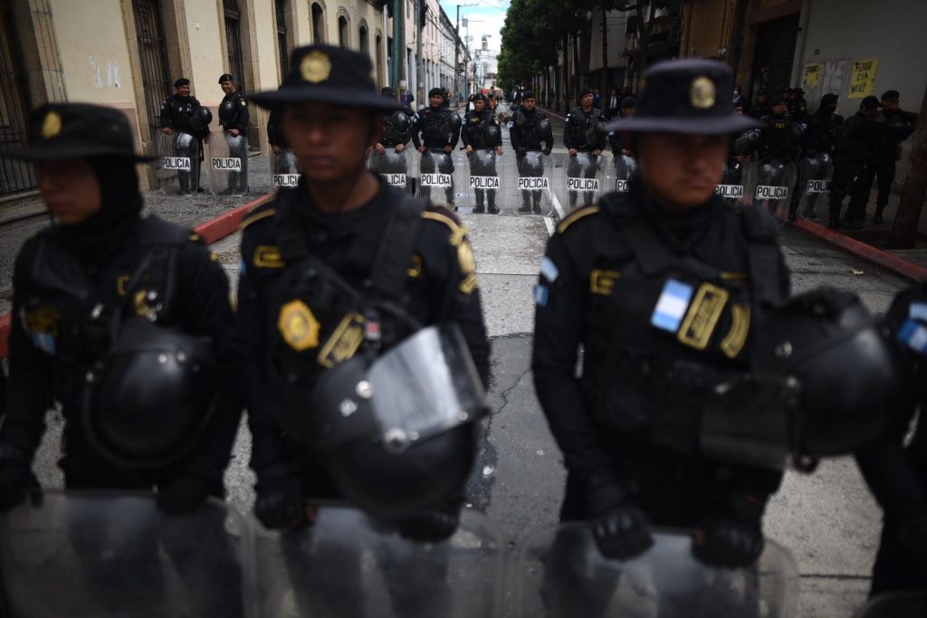 agentes de PNC en el Congreso por manifestación de Codeca, septiembre 2022