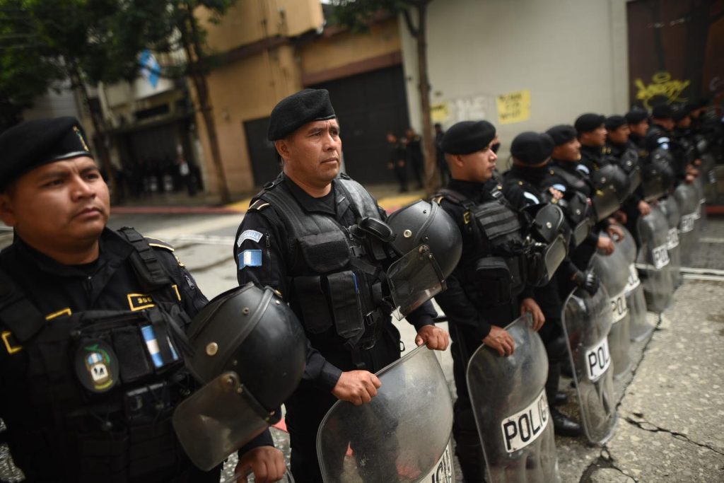 agentes de PNC en el Congreso por manifestación de Codeca, septiembre 2022