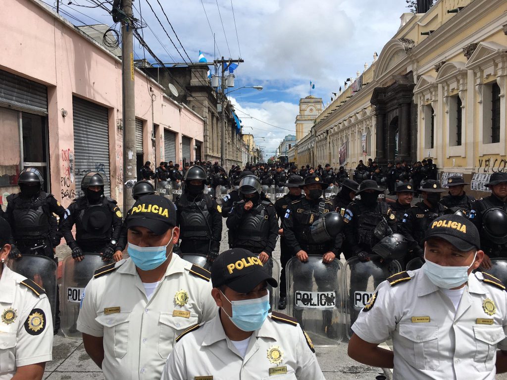 agentes de PNC en el Congreso por manifestación de Codeca, septiembre 2022