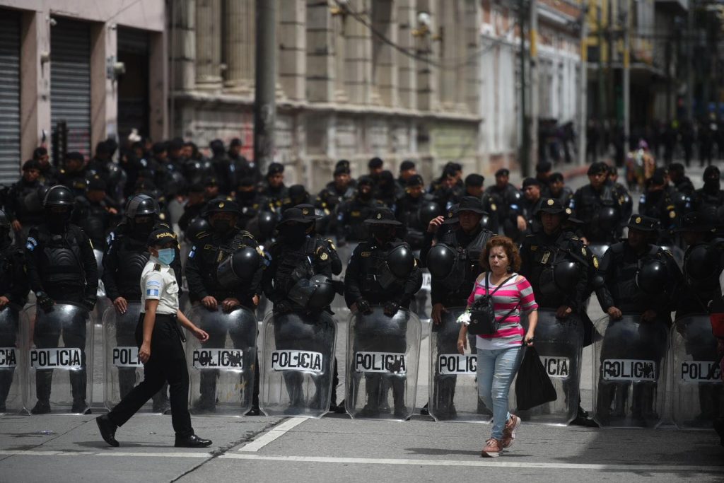 agentes de PNC en el Congreso por manifestación de Codeca, septiembre 2022