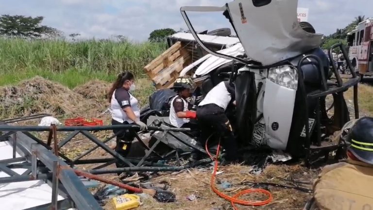 camión volcado en ruta al Pacífico