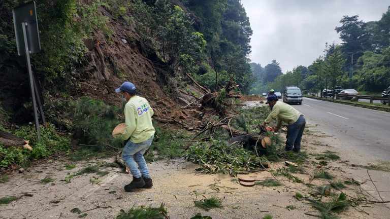 derrumbe en Km. 23 de ruta Interamericana