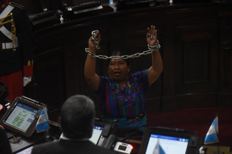 diputada Vicenta Jerónimo en sesión solemne en el Congreso