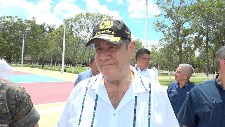 Alejandro Giammattei brindando declaraciones