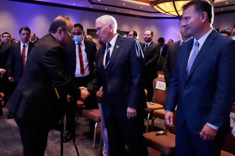 Alejandro Giammattei y Mike Pence se saludan en evento privado