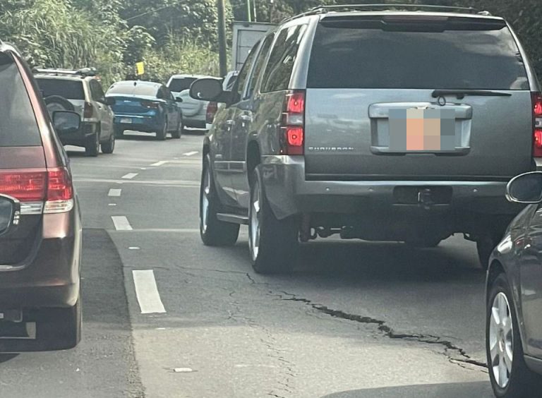 Grietas en carretera a El Salvador