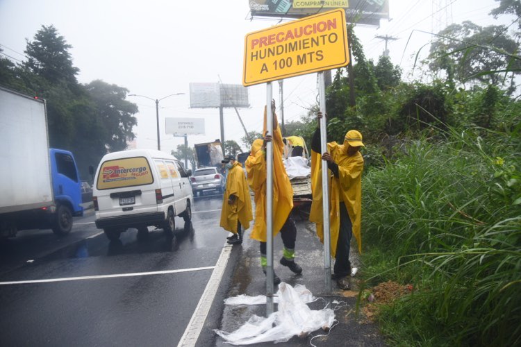 grietas en Km. 11.5 de ruta a El Salvador