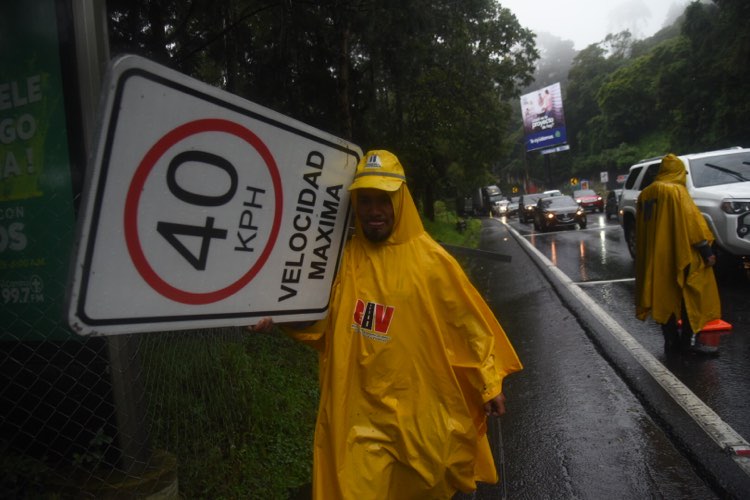 grietas en Km. 11.5 de ruta a El Salvador