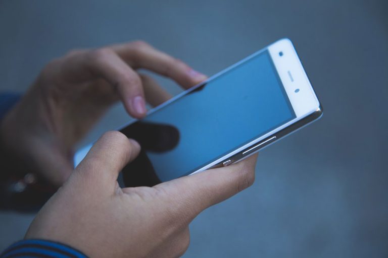 Hombre utilizando un teléfono celular