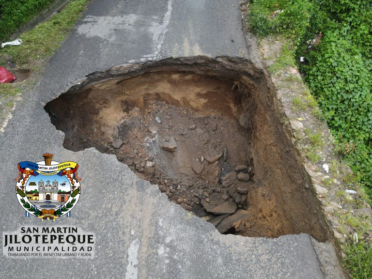 hundimiento en ruta de San Martín Jilotepeque a Chimaltenango