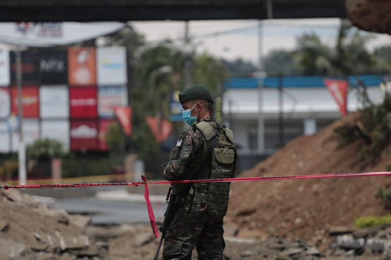 labores de búsqueda de desaparecidas en hundimiento en Villa Nueva