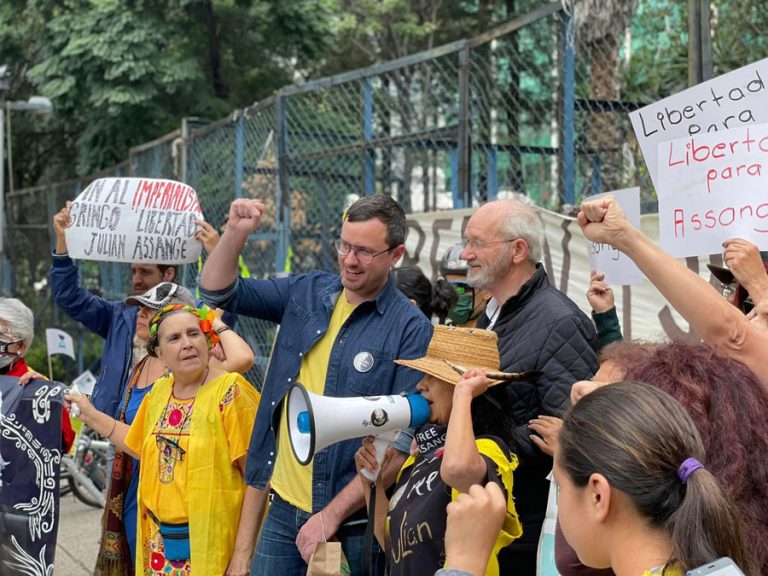 Manifestación en México en apoyo a Julian Assange