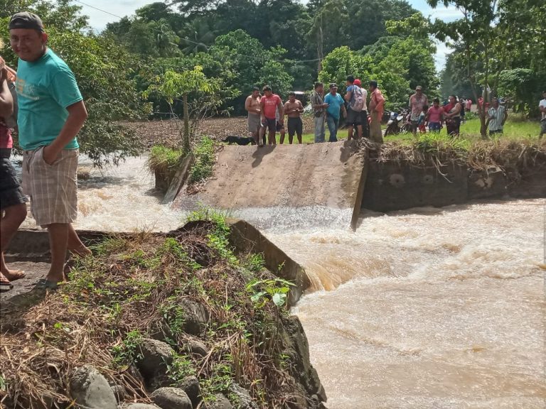 Un puente colapsó en San Andrés Villa Seca, Retalhuleu. / Foto: Conred