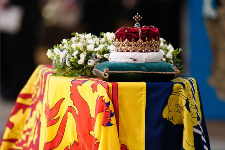 Féretro de Isabel II en capilla ardiente