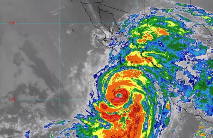 Huracán Kay cerca de las costas del Pacífico mexicano