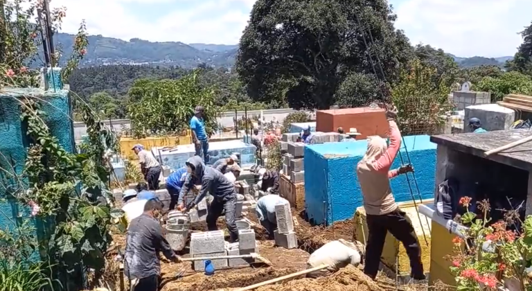 preparan espacios en el cementerio para familia fallecida en incendio en Magdalena Milpas Altas