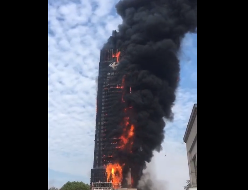 Incendio en rascacielos en China