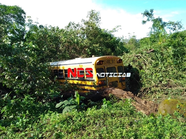 bus con migrantes se accidenta en Santa Rosa