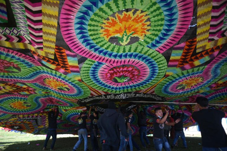 Barriletes gigantes de Santiago Sacatepéquez