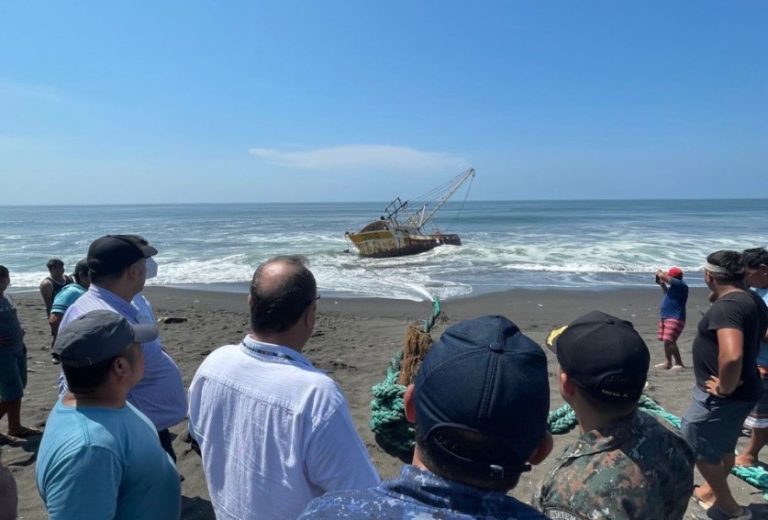 Giammattei verifica situación por barco encallado en Monterrico