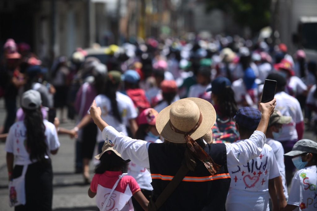 marchan para denunciar retroceso en aplicación de derechos de las niñas en Guatemala