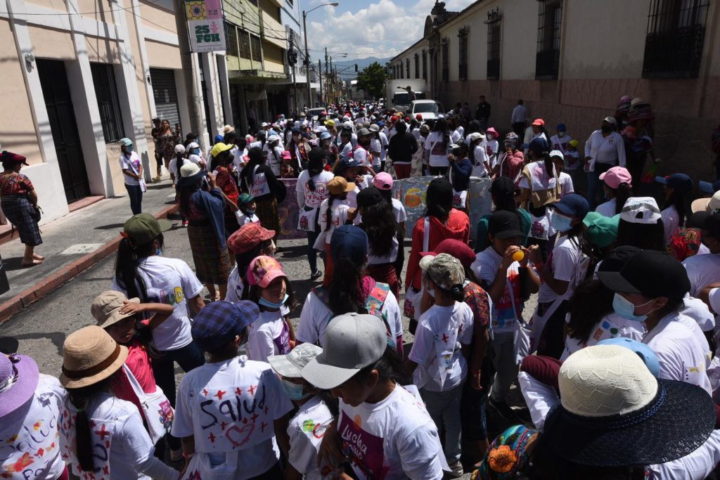 marchan para denunciar retroceso en aplicación de derechos de las niñas en Guatemala