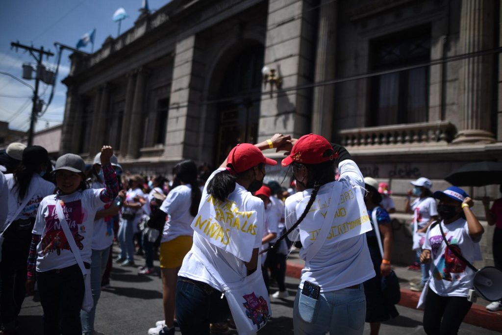 marchan para denunciar retroceso en aplicación de derechos de las niñas en Guatemala