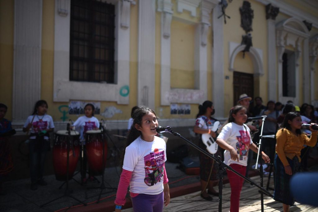 marchan para denunciar retroceso en aplicación de derechos de las niñas en Guatemala