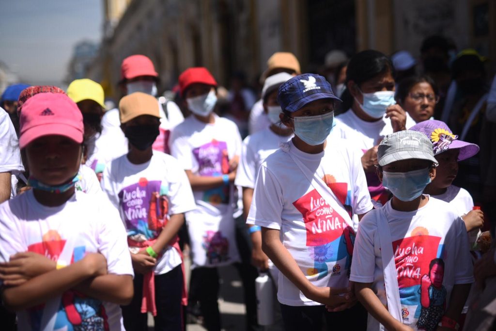 marchan para denunciar retroceso en aplicación de derechos de las niñas en Guatemala